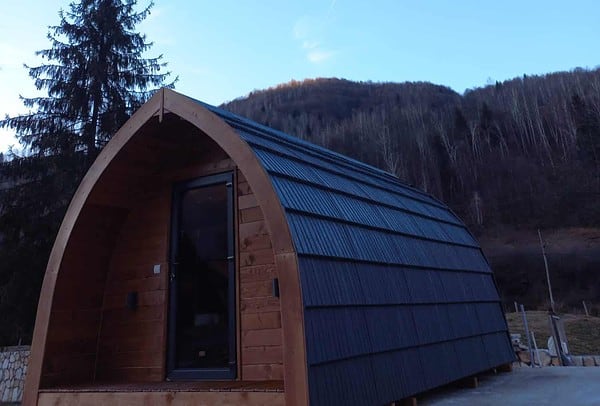 Cabana din lemn semirotunda